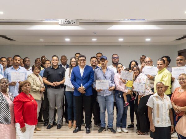 Ayuntamiento de Santo Domingo Este entrega certificados a ganadores de sorteo de obras