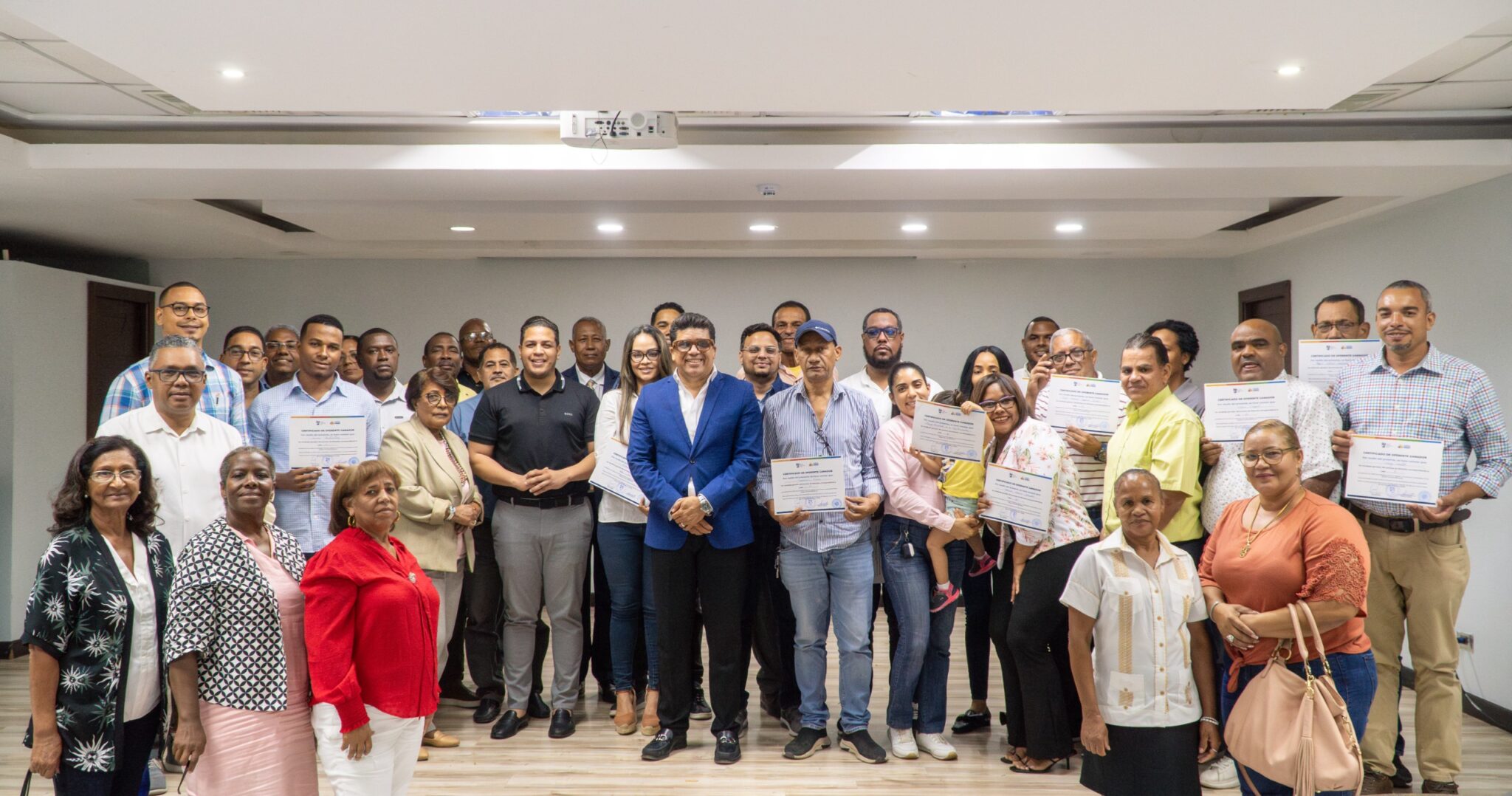 Ayuntamiento de Santo Domingo Este entrega certificados a ganadores de sorteo de obras