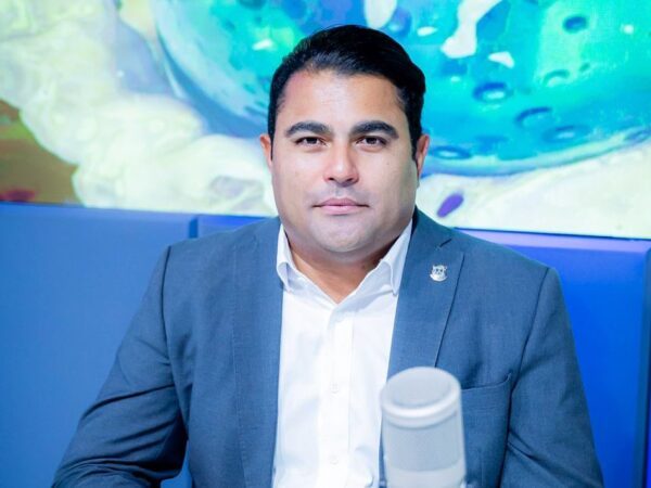 Robert Polanco visita al exdiputado Carlos De Jesús