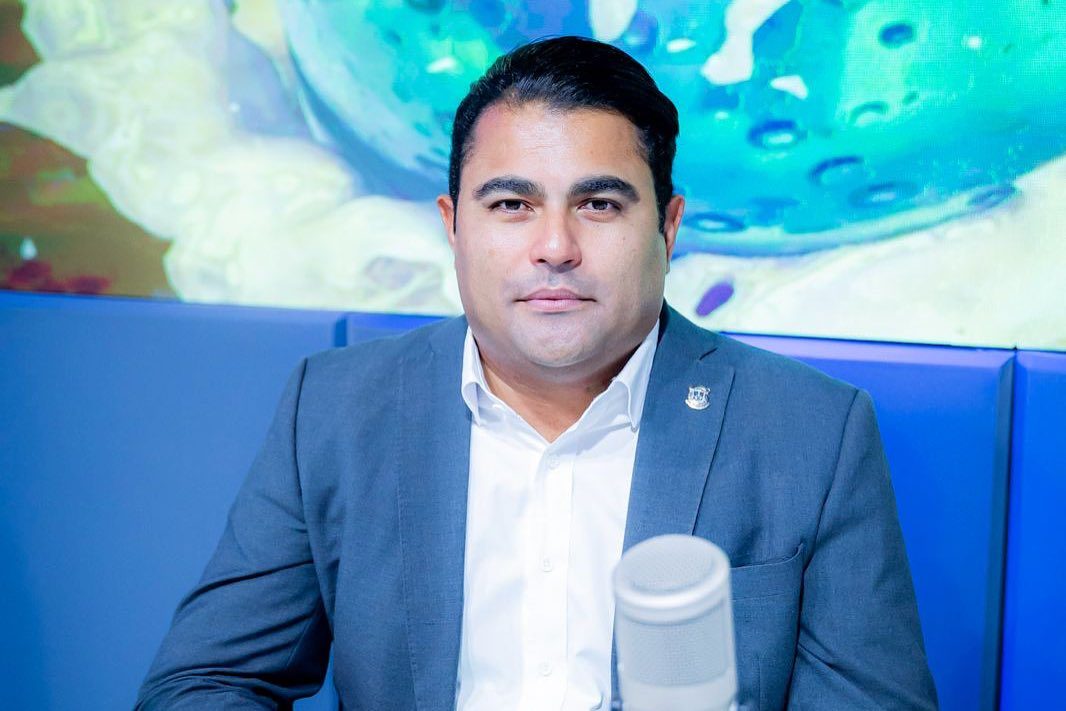 Robert Polanco visita al exdiputado Carlos De Jesús