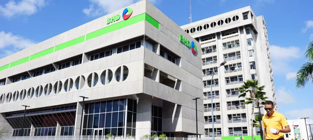 Ola de quejas contra el Banco BHD por fallas en cajeros automáticos y falta de respuesta