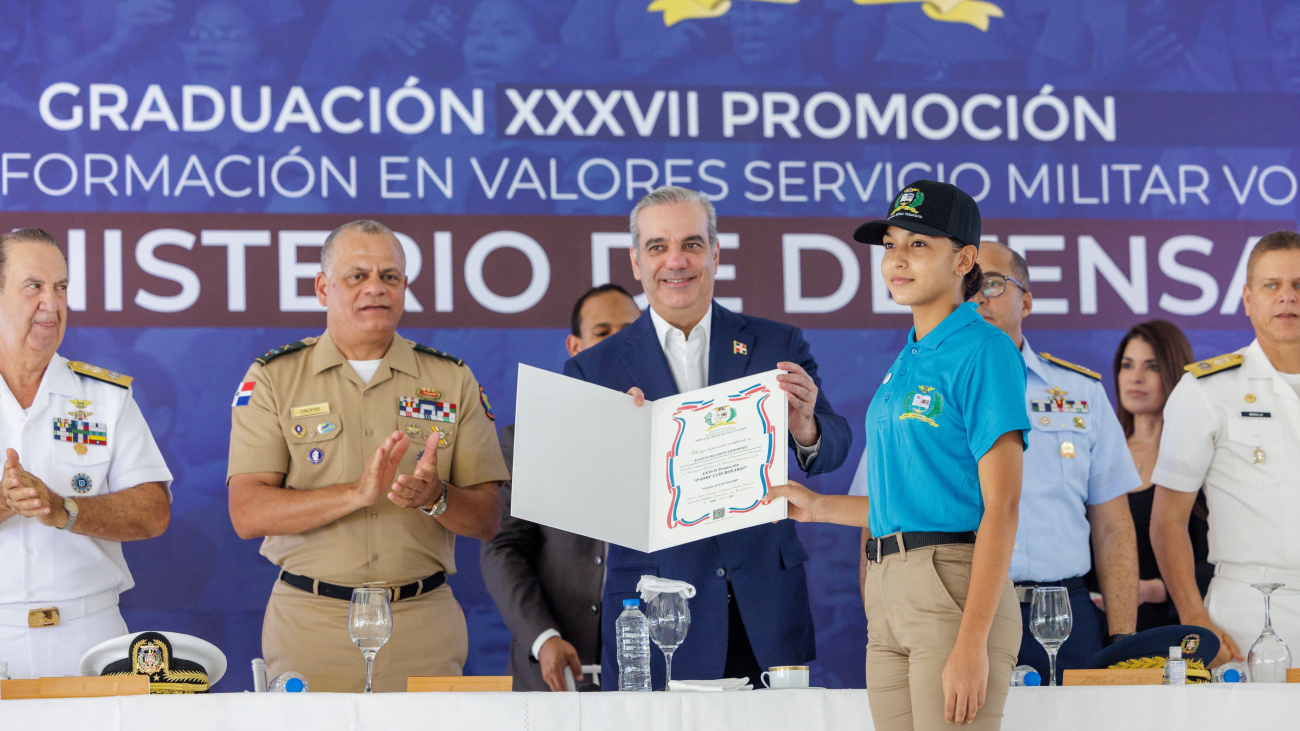 Presidente Luis Abinader encabeza graduación de 5,536 jóvenes del Servicio Militar Voluntario