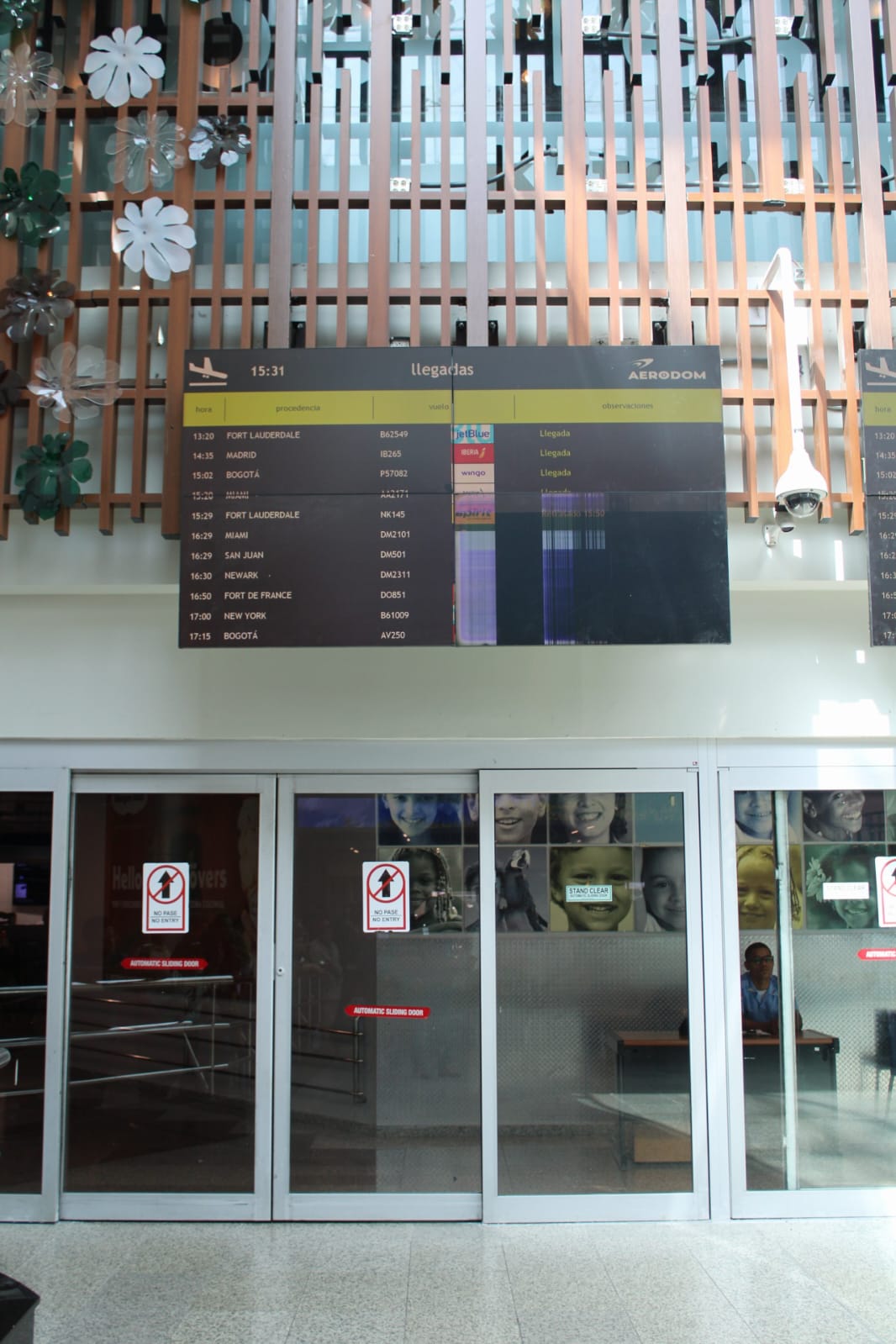 Pantalla de información de vuelos dañada en el AILA indigna a visitantes