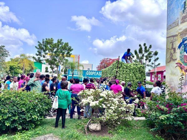 Empleados del Ayuntamiento de Santo Domingo Este se benefician de ventas populares del INESPRE