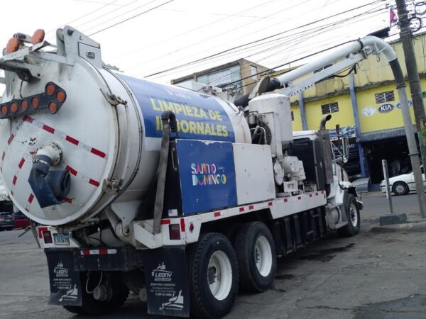 Alcaldía del Distrito Nacional limpia filtrantes e imbornales ante pronóstico de lluvias del sábado
