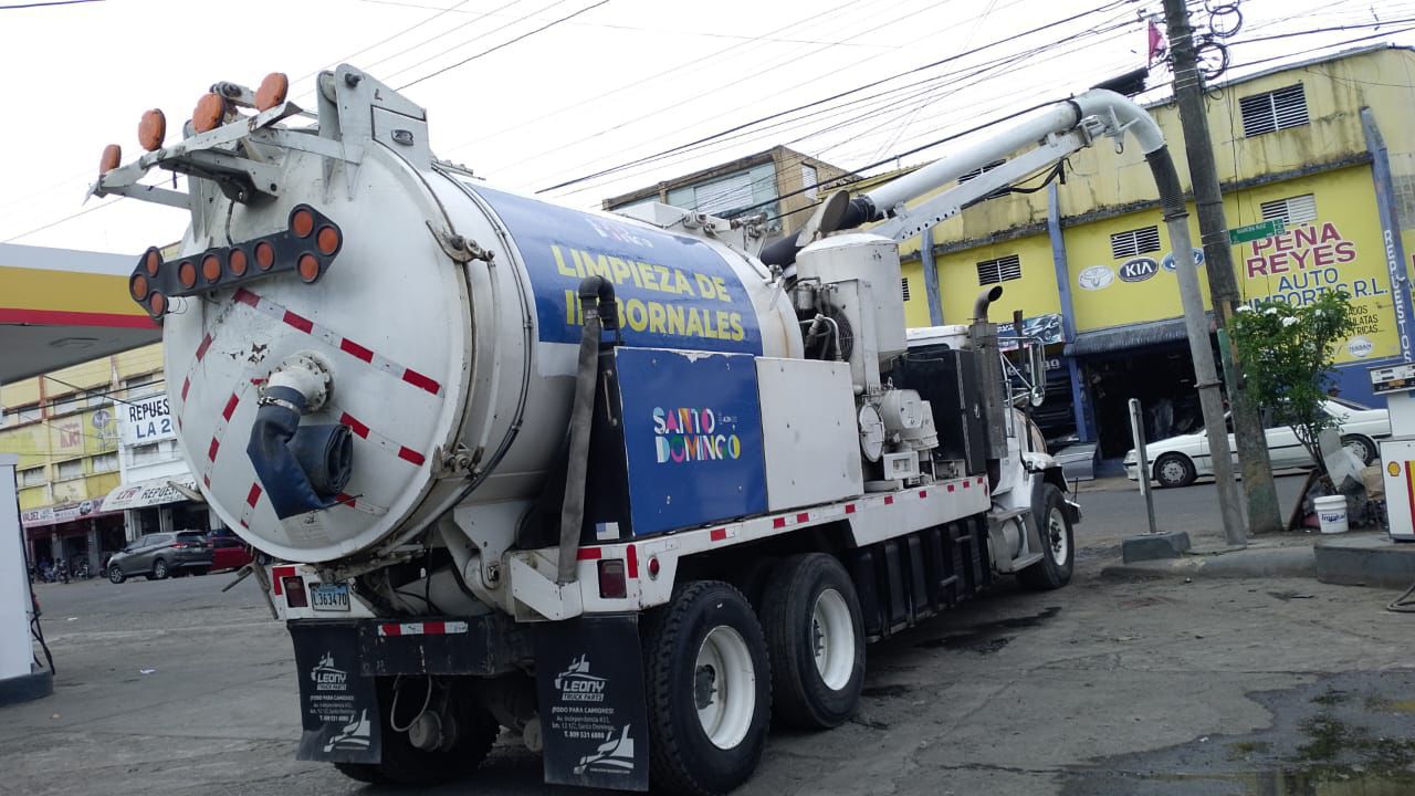 Alcaldía del Distrito Nacional limpia filtrantes e imbornales ante pronóstico de lluvias del sábado