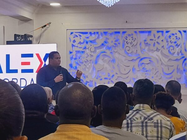 Alex Mordan deja claro que va en serio por la presidencia del PRM en SDE