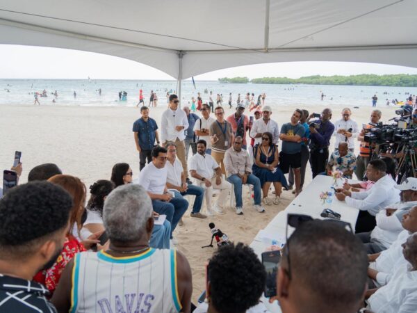 David Collado anuncia remodelación de la playa de Boca Chica