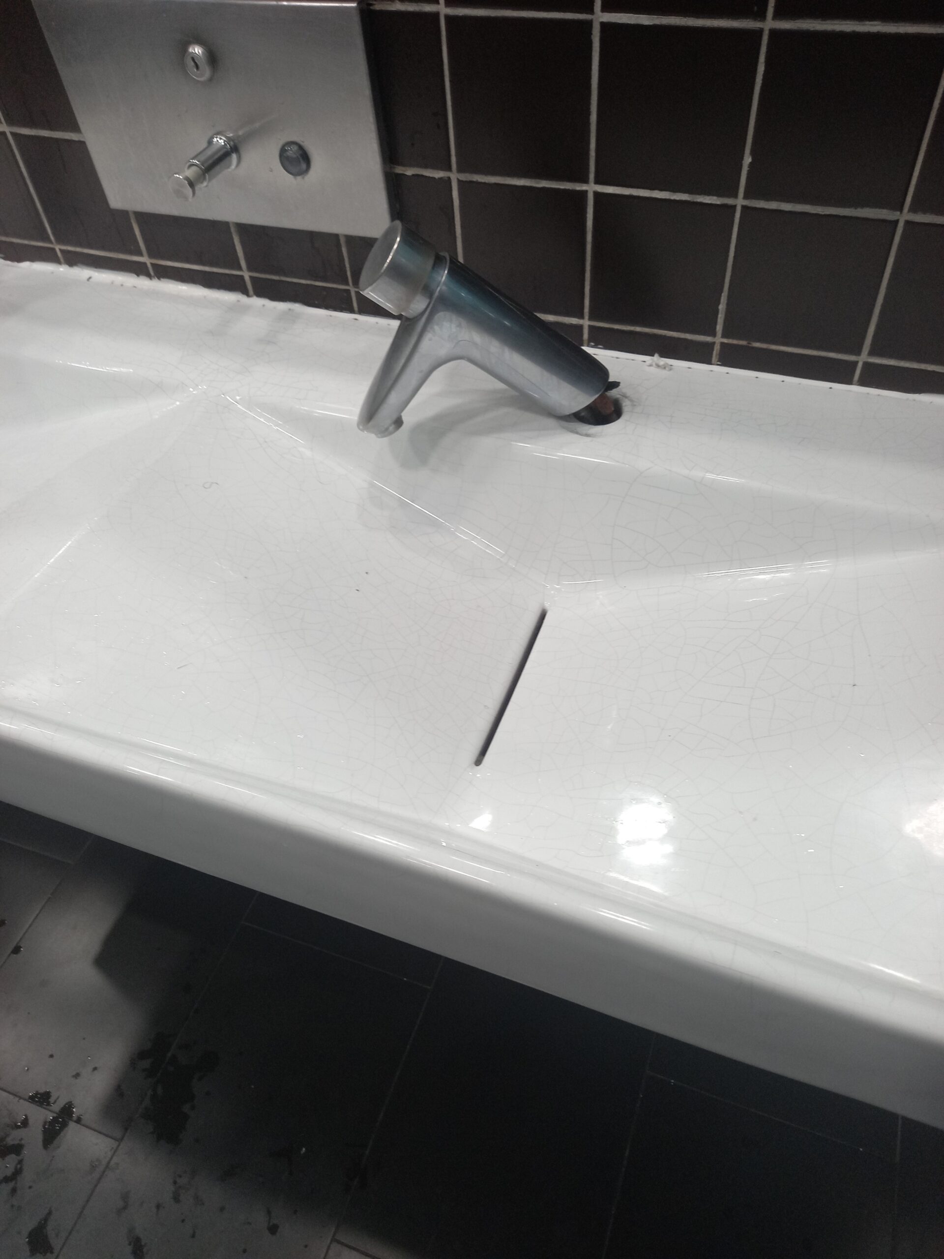 Baños del AILA están abandonados y deteriorados