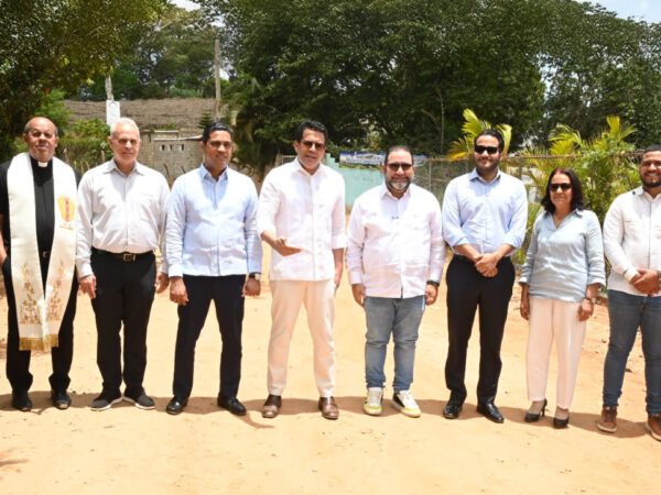 Ministro de Turismo deja iniciados los trabajos de reconstrucción de vía de acceso en Jumunuco, Jarabacoa