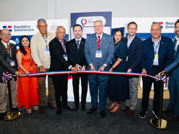 Cónsul José Santana asiste a la feria de la National Supermarket Association en New Jersey