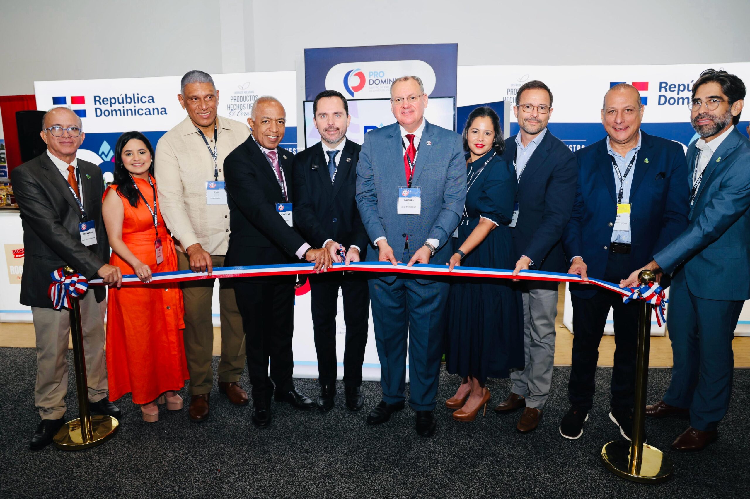 Cónsul José Santana asiste a la feria de la National Supermarket Association en New Jersey