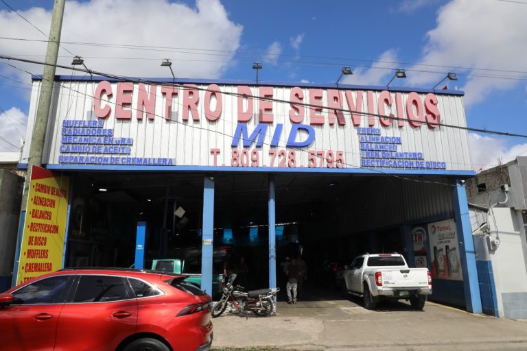 PGASE y Edeeste desmantelan conexión ilegal en negocio ubicado en Santo Domingo Este