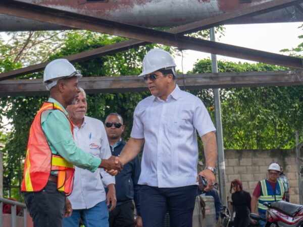 Alcalde de Santo Domingo Este supervisa trabajos de reparación del puente Francisco del Rosario Sánchez
