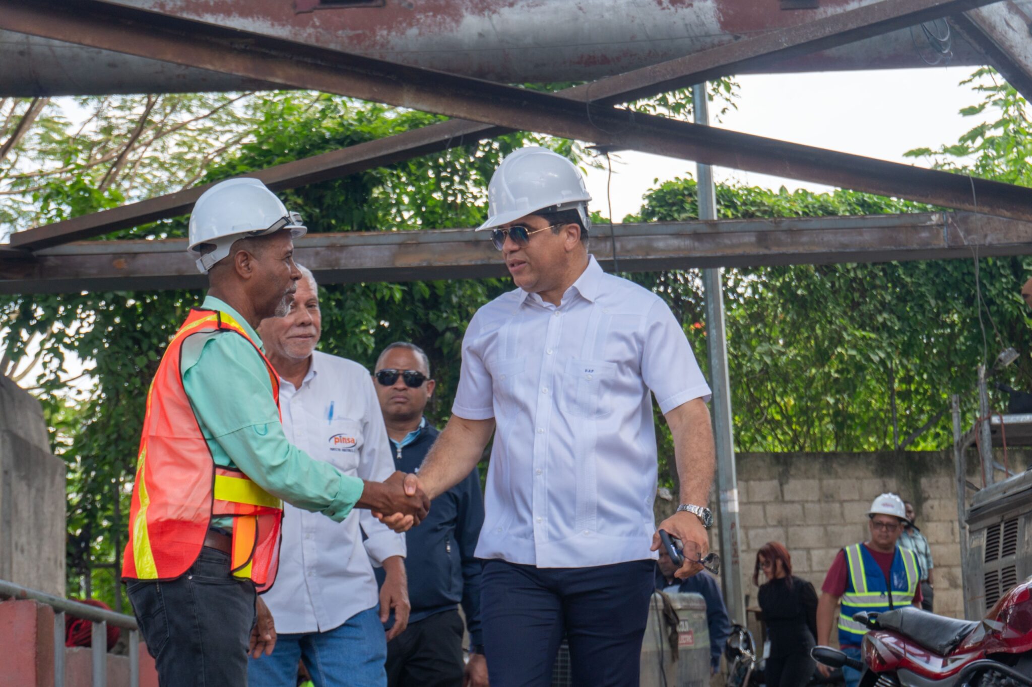 Alcalde de Santo Domingo Este supervisa trabajos de reparación del puente Francisco del Rosario Sánchez