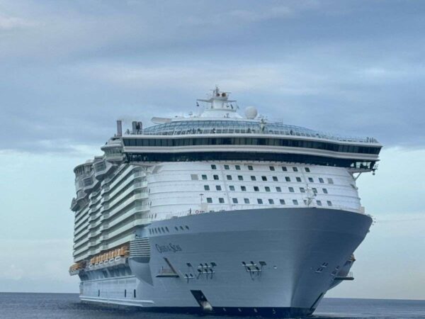 Crucero Oasis of the Seas arriba al puerto de Cabo Rojo con seis mil turistas a bordo
