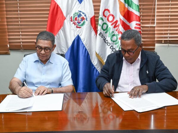 Comedores Económicos y Hogar Crea Dominicano firman acuerdo