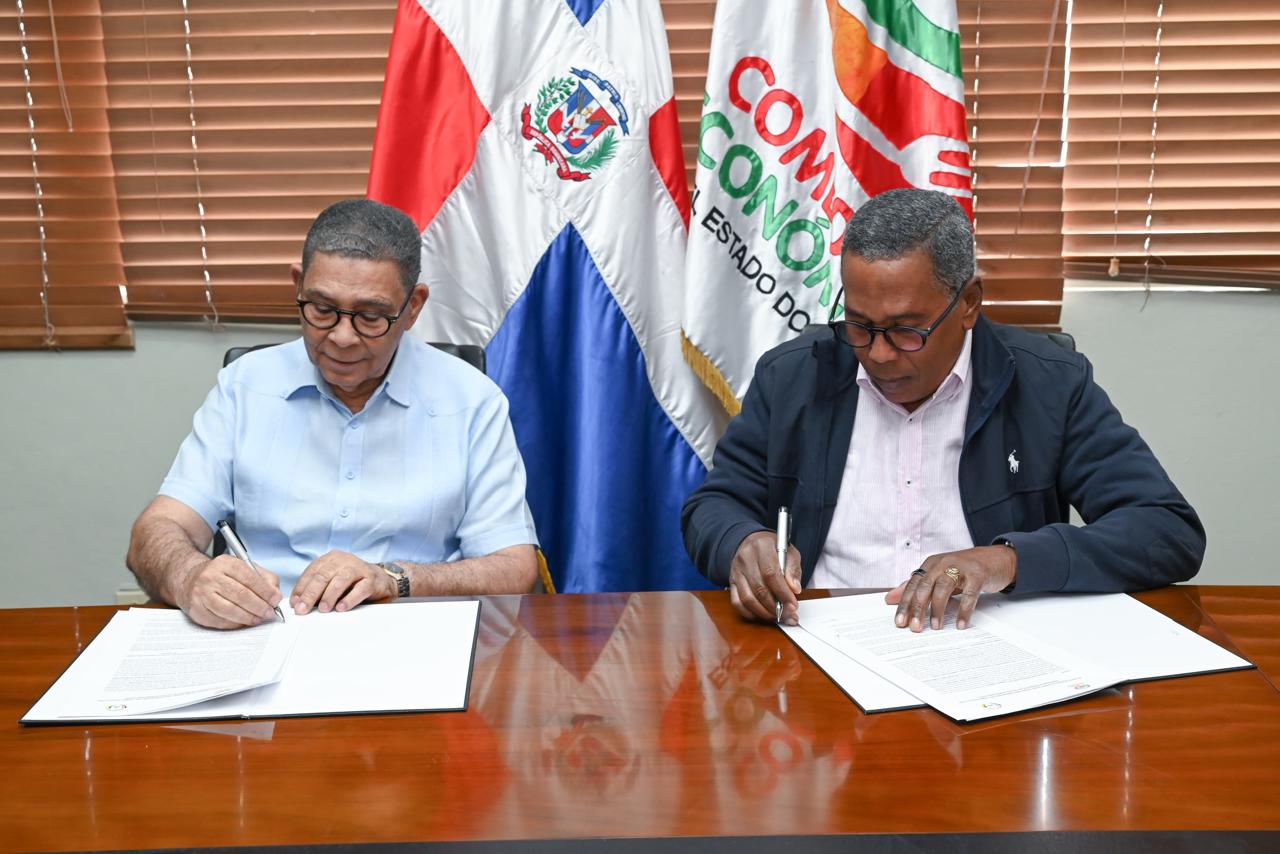 Comedores Económicos y Hogar Crea Dominicano firman acuerdo