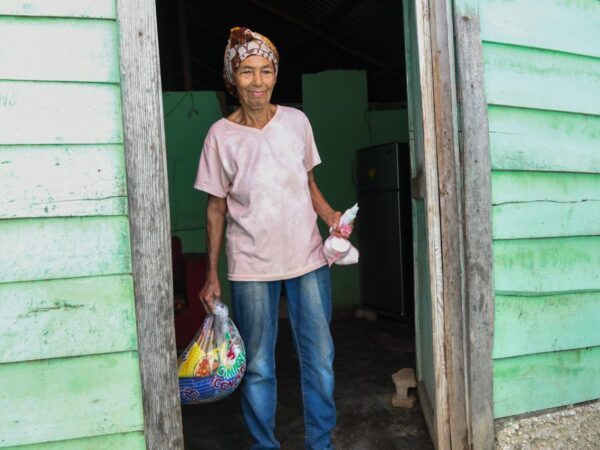 Gobierno realiza a través de Comedores Económicos del Estado amplio operativo de entrega de raciones crudas en Barahona