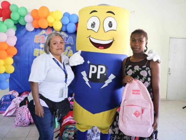 Colaboradores de Edeeste apadrinan con útiles escolares a más de 200 niños de escasos recursos