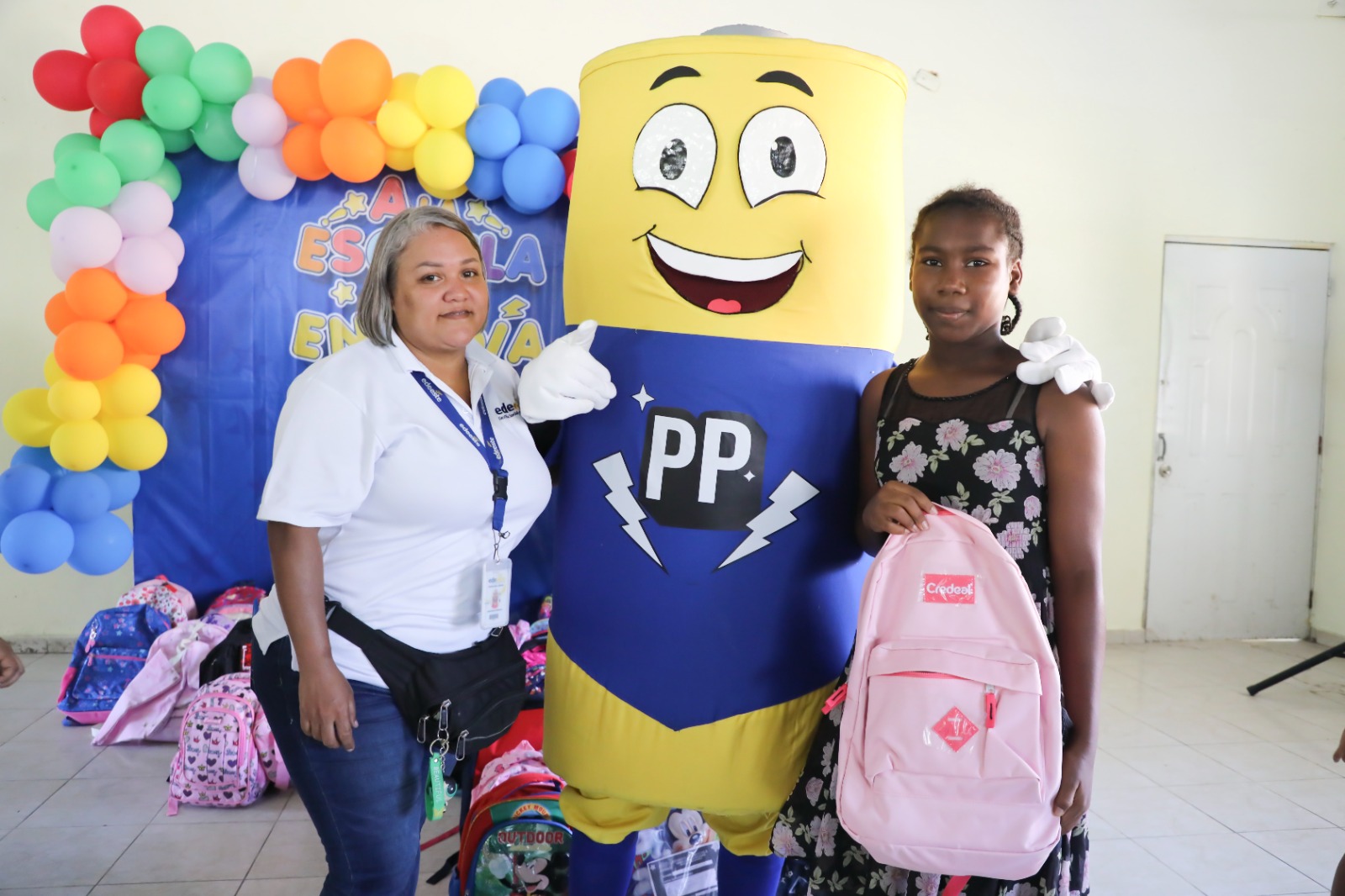 Colaboradores de Edeeste apadrinan con útiles escolares a más de 200 niños de escasos recursos