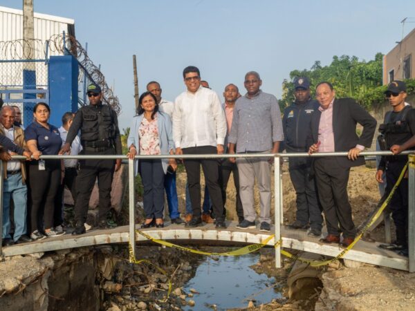 Alcalde de Santo Domingo Este supervisa trabajos de construcción del puente El Badén en El Tamarindo