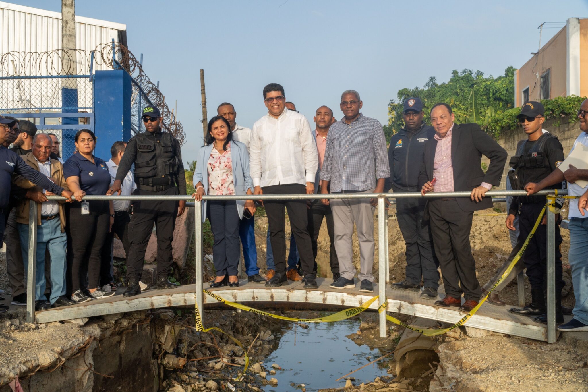 Alcalde de Santo Domingo Este supervisa trabajos de construcción del puente El Badén en El Tamarindo