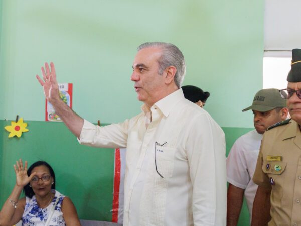 Presidente supervisa operativo médico realizado por el Ministerio de Defensa