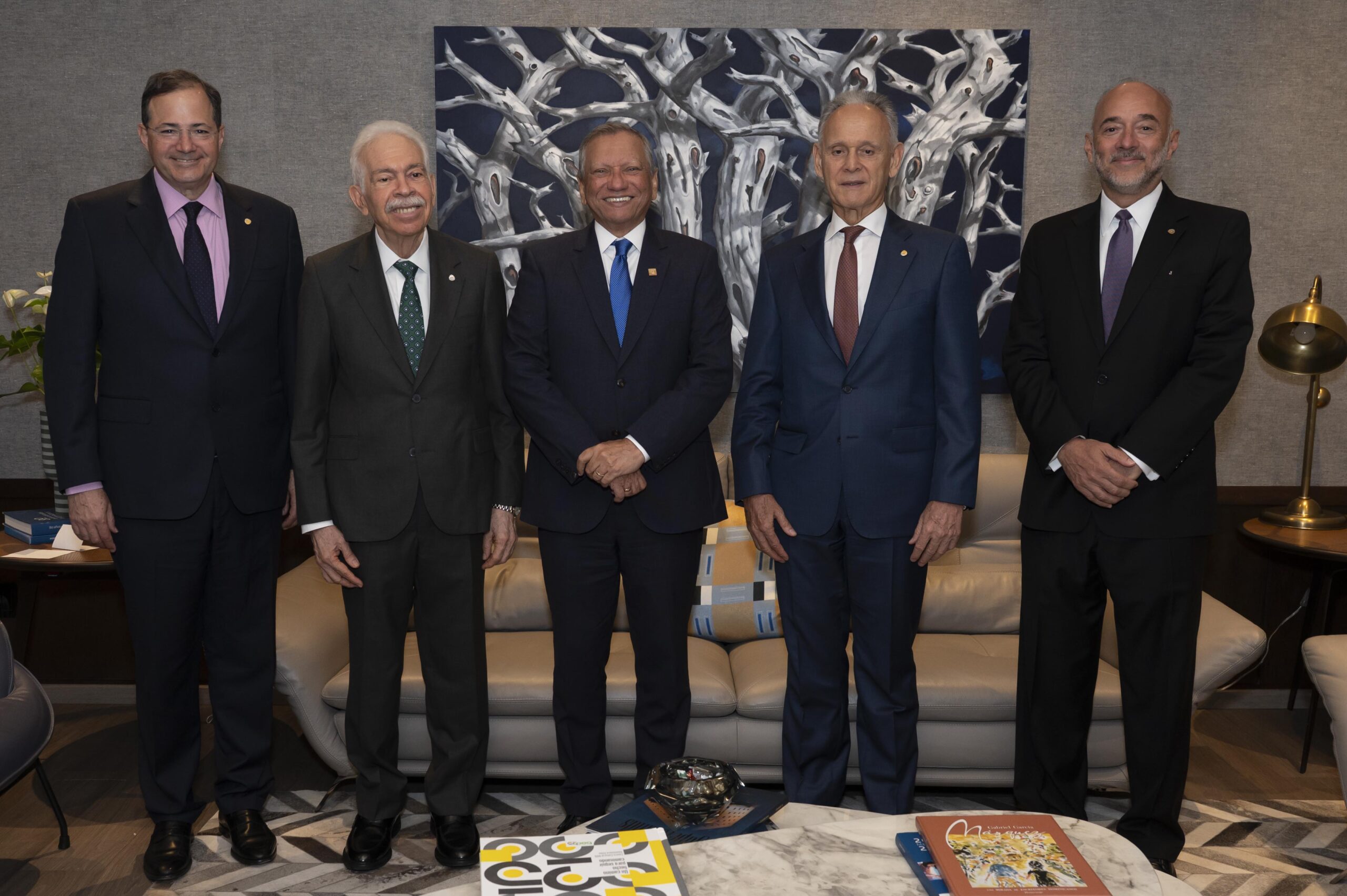 Presidente de Banreservas recibe visita de ejecutivos del BHD