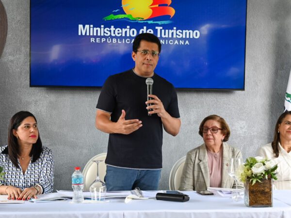 Ministro de Turismo honra legado de las Hermanas Mirabal con construcción de obra