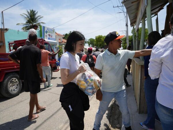 Fundación REFIDOMSA lleva alimentos a familias afectadas por lluvias en Azua
