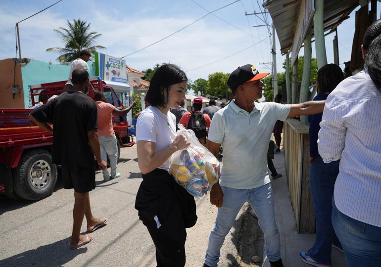 Fundación REFIDOMSA lleva alimentos a familias afectadas por lluvias en Azua