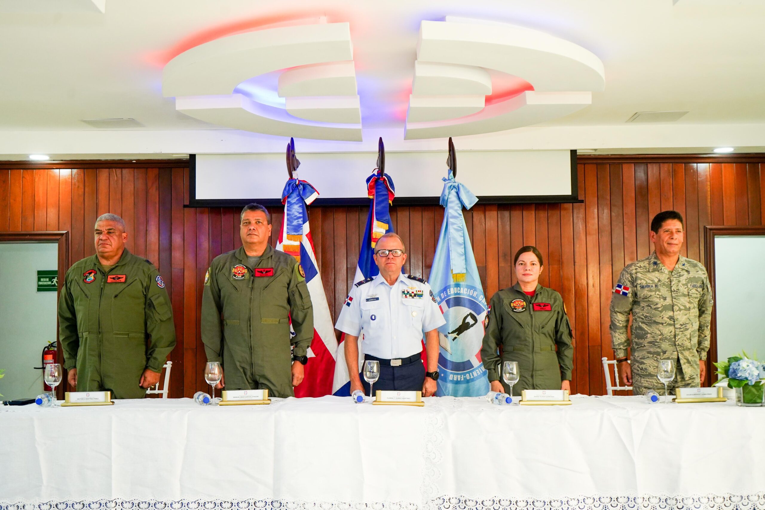 Fuerza Aérea de República Dominicana reconoce a nuevos pilotos