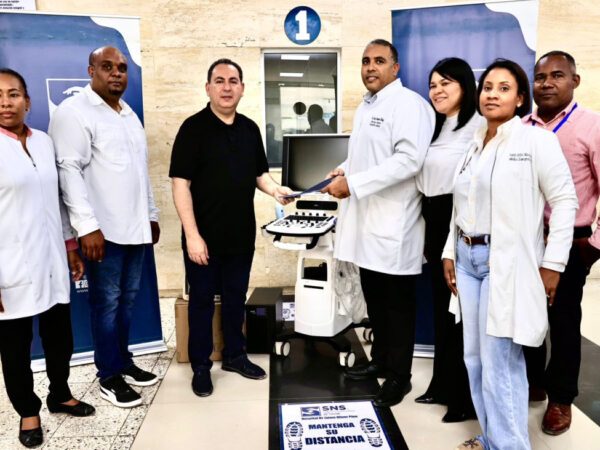 SNS entrega equipos y supervisa obras hospitalarias