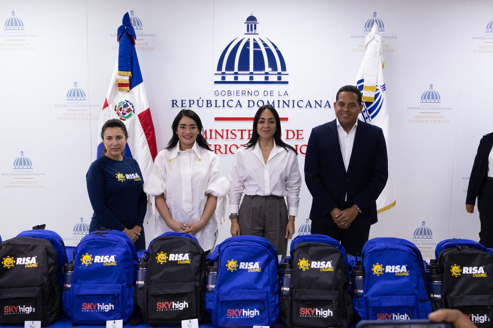 Cientos de niños de Capotillo reciben útiles escolares gracias a SkyHigh y Fundación RISA