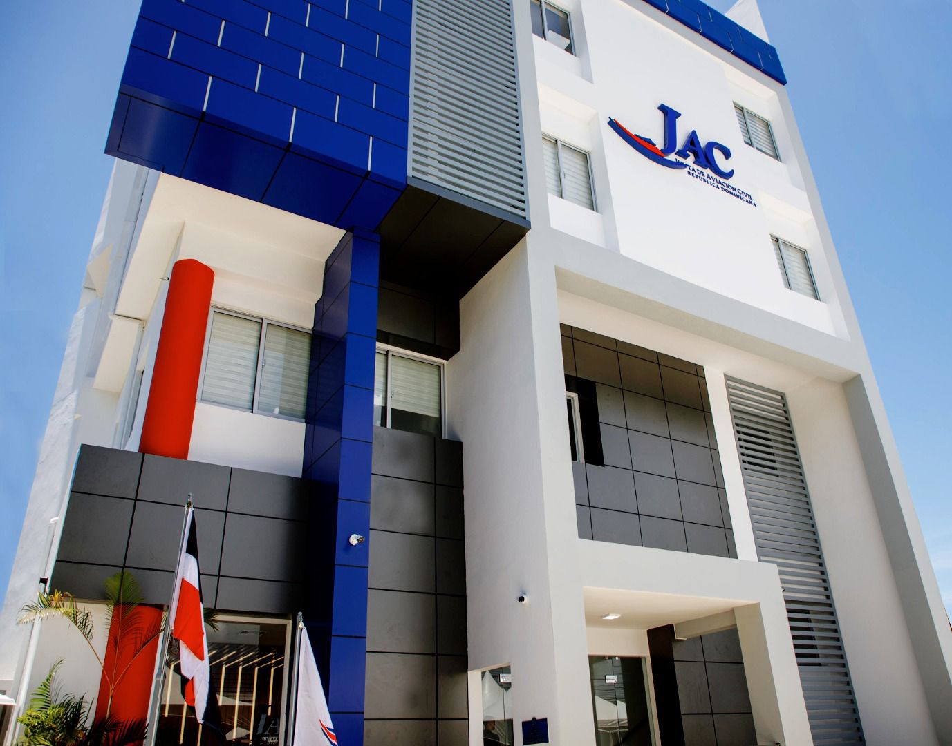 El gasto en pasajes aéreos de la JAC no es un lujo