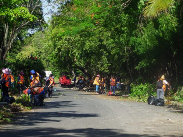 Ayuntamiento de Santo Domingo Este limpia la avenida Iberoamericana