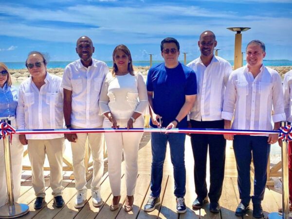 Ministro David Collado inaugura reconstrucción del muelle en Caleta, La Romana