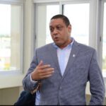 Exregidor SDE atribuye inundaciones a falta de mantenimiento de imbornales y filtrantes