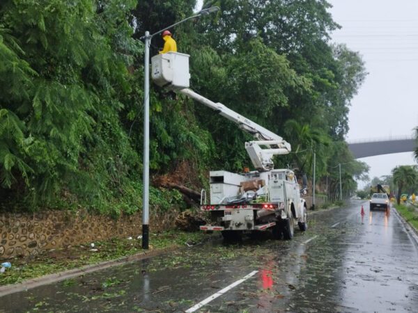 Edeeste brinda atención rápida a averías causadas por los efectos de la tormenta tropical Melissa