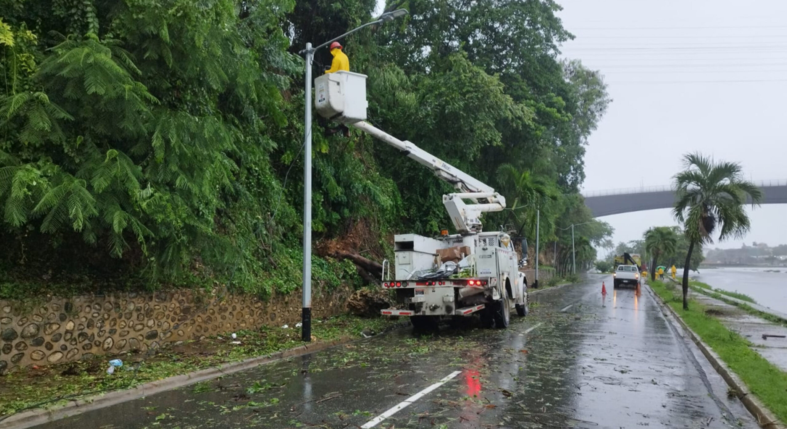 Edeeste brinda atención rápida a averías causadas por los efectos de la tormenta tropical Melissa
