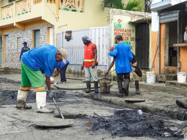 Ayuntamiento de Santo Domingo Este limpia imbornales en Maquiteria