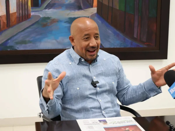 Alcalde Brian DePeña busca la reelección en Lawrence