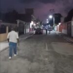 Regidor ilumina calle en La Victoria