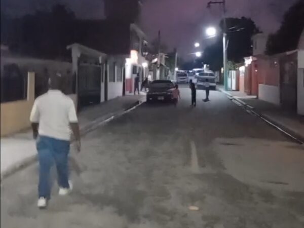 Regidor ilumina calle en La Victoria