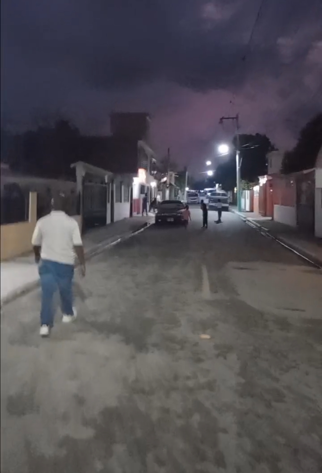 Regidor ilumina calle en La Victoria