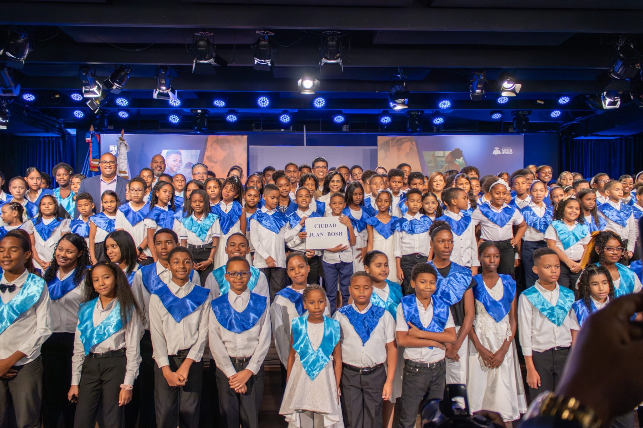 1,560 niños se gradúan de inglés en Santo Domingo Este