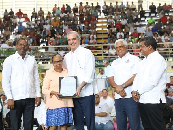 Presidente Abinader entrega 1,305 títulos de propiedad