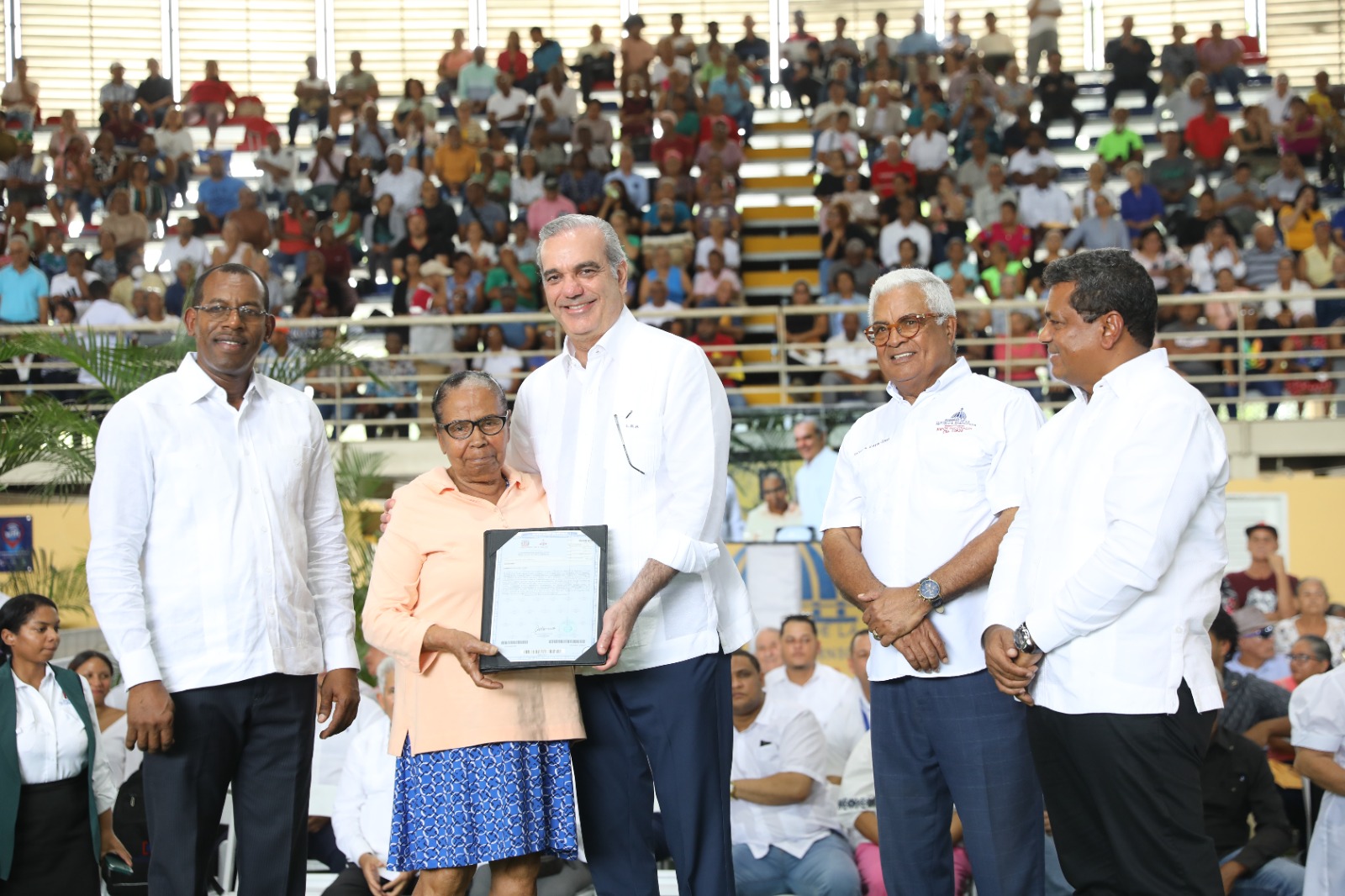 Presidente Abinader entrega 1,305 títulos de propiedad