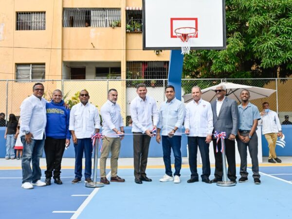 Banreservas remodela cancha en Villa Consuelo
